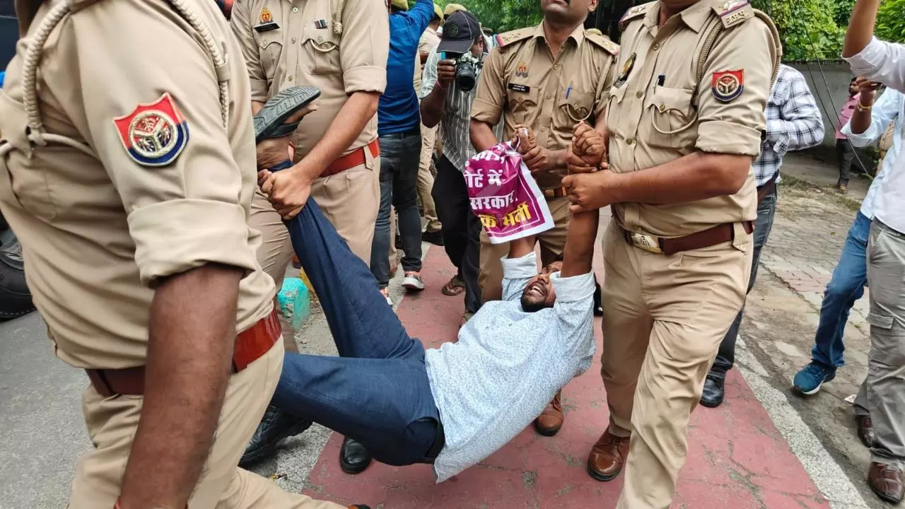 69000 शिक्षक भर्ती अभ्यर्थियों ने डिप्टी सीएम आवास का किया घेराव! केशव चाचा न्याय दो.. के लगाए नारे, आंदोलन की दी चेतावनी