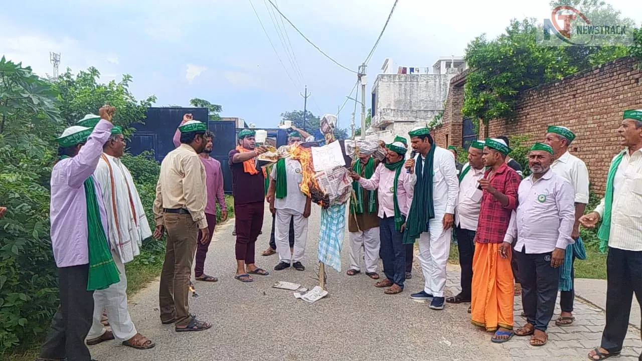 71st day of farmers sit-in in Mathura, Railway GMs statue burnt