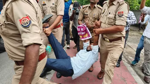69000 शिक्षक भर्ती अभ्यर्थियों ने डिप्टी सीएम आवास का किया घेराव! केशव चाचा न्याय दो.. के लगाए नारे, आंदोलन की दी चेतावनी