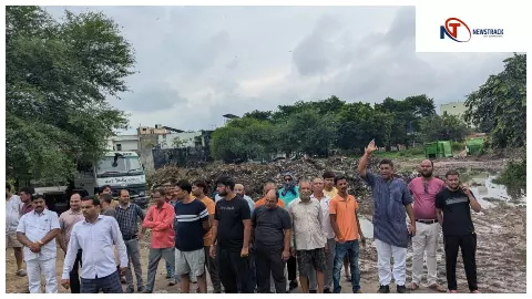 नगर निगम द्वारा पार्क में कूड़ा जमा करने का विरोध, बालाजी एनक्लेव के निवासियों ने किया प्रदर्शन