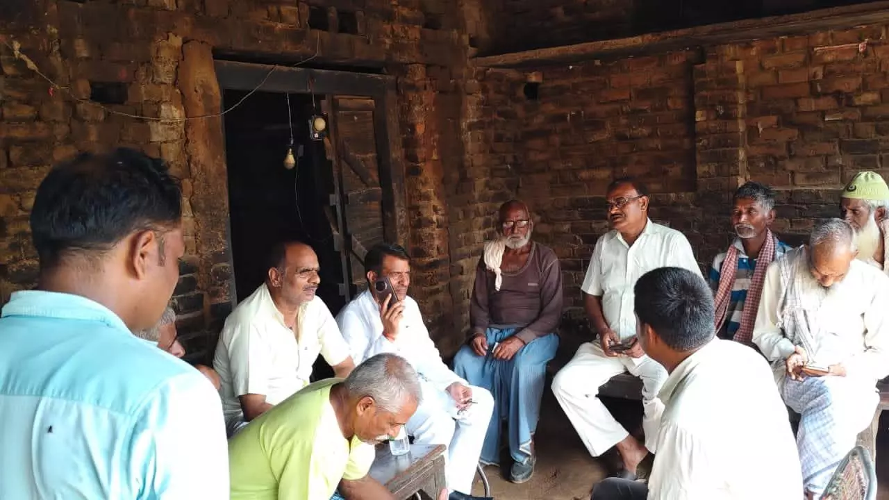 Chandauli News: मुरारी मोदनवाल की माता की तेरहवीं में शामिल हुए समाजसेवी व वरिष्ठ अधिवक्ता राम जियावन सिंह