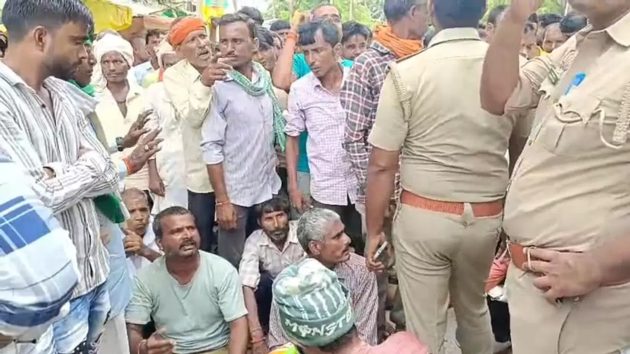 Balrampur News: बलरामपुर में खाद संकट गहराया, किसानों का हंगामा; तुलसीपुर में सड़क जाम, गैसड़ी में धरना