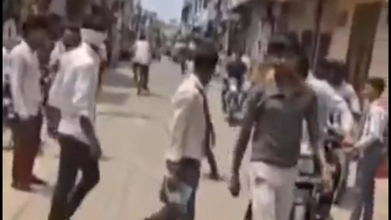 Baghpat News: बागपत में छात्रों की दबंगई, बीच सड़क पर छात्र की पिटाई, पुलिस ने शुरू की जांच
