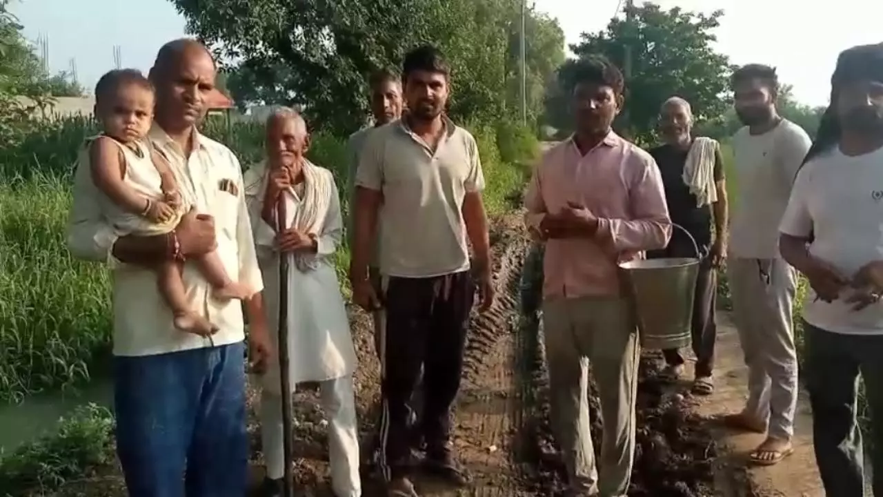 Mathura News: सुहागपुर-चांदपुरकलां मार्ग की हालत बदतर, ग्रामीणों ने की जल्द मरम्मत की मांग