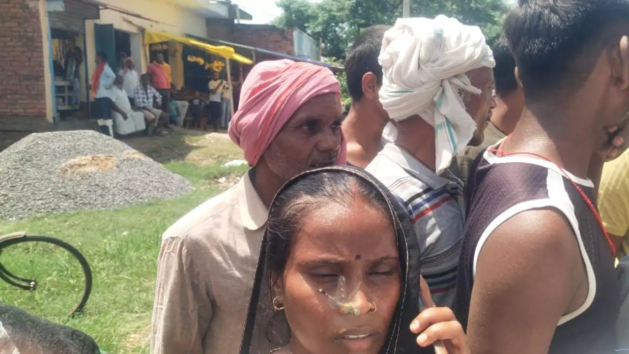 Chandauli News: सड़क दुर्घटना में युवक की मृत्यु के बाद आक्रोश में ग्रामीणों ने किया सड़क जाम,प्रशासन परेशान