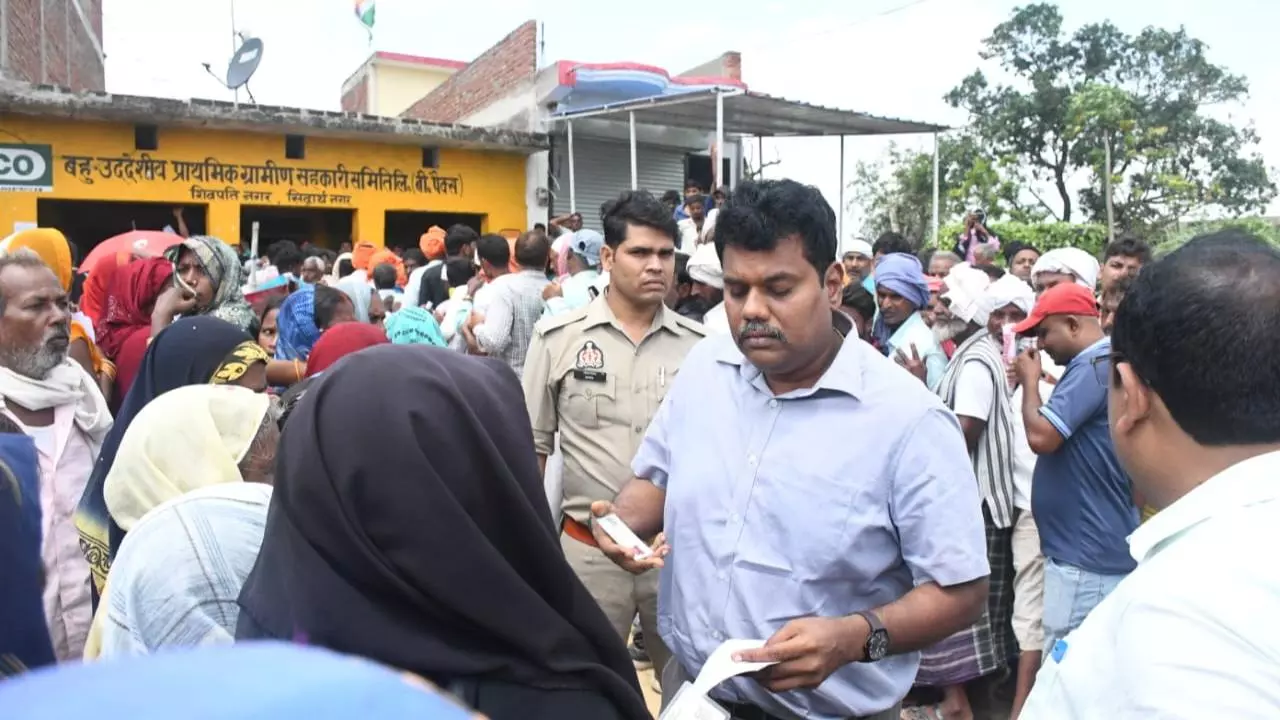 Siddharthnagar News: सिद्धार्थनगर डीएम ने वीपैक्स समितियों का किया निरीक्षण, किसानों को समय पर खाद वितरण के दिए सख्त निर्देश