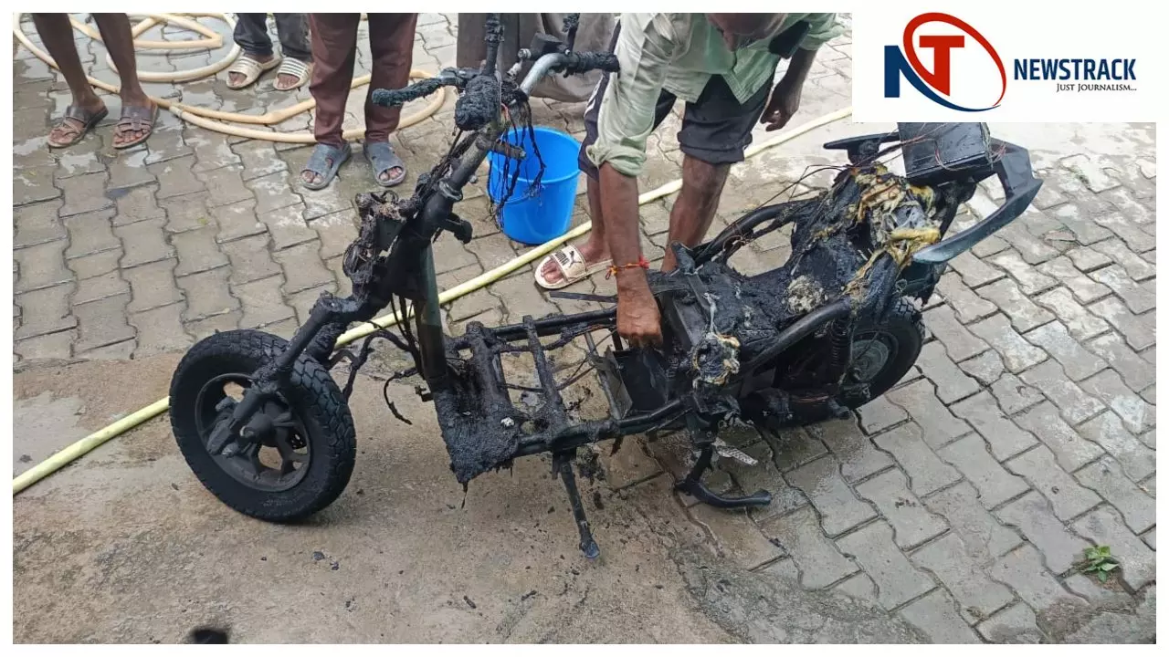 Jhansi News: झांसी में चार्जिंग पर लगी इलेक्ट्रिक स्कूटी में आग, देखते ही देखते खाक