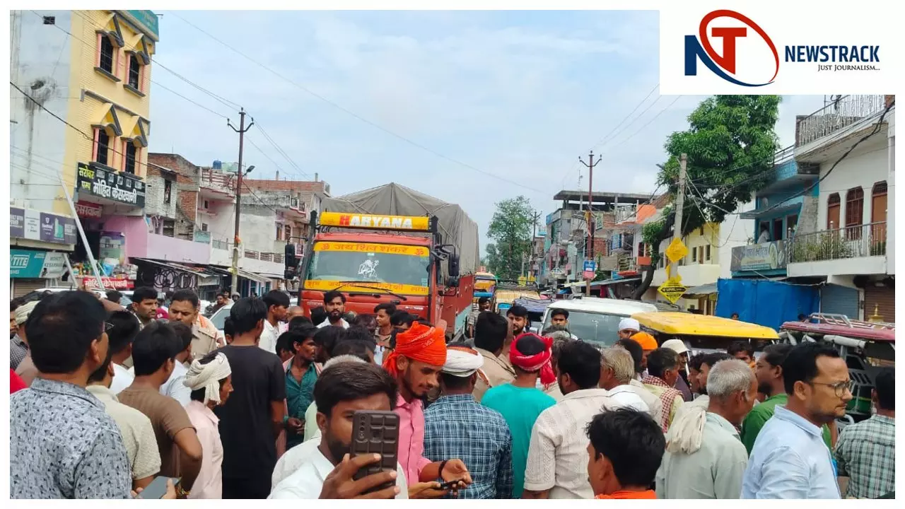 Balrampur News: बलरामपुर में खाद को लेकर किसानों का आक्रोश, पीपल तिराहा पर चक्का जाम, आधे घंटे ठप रहा मार्ग
