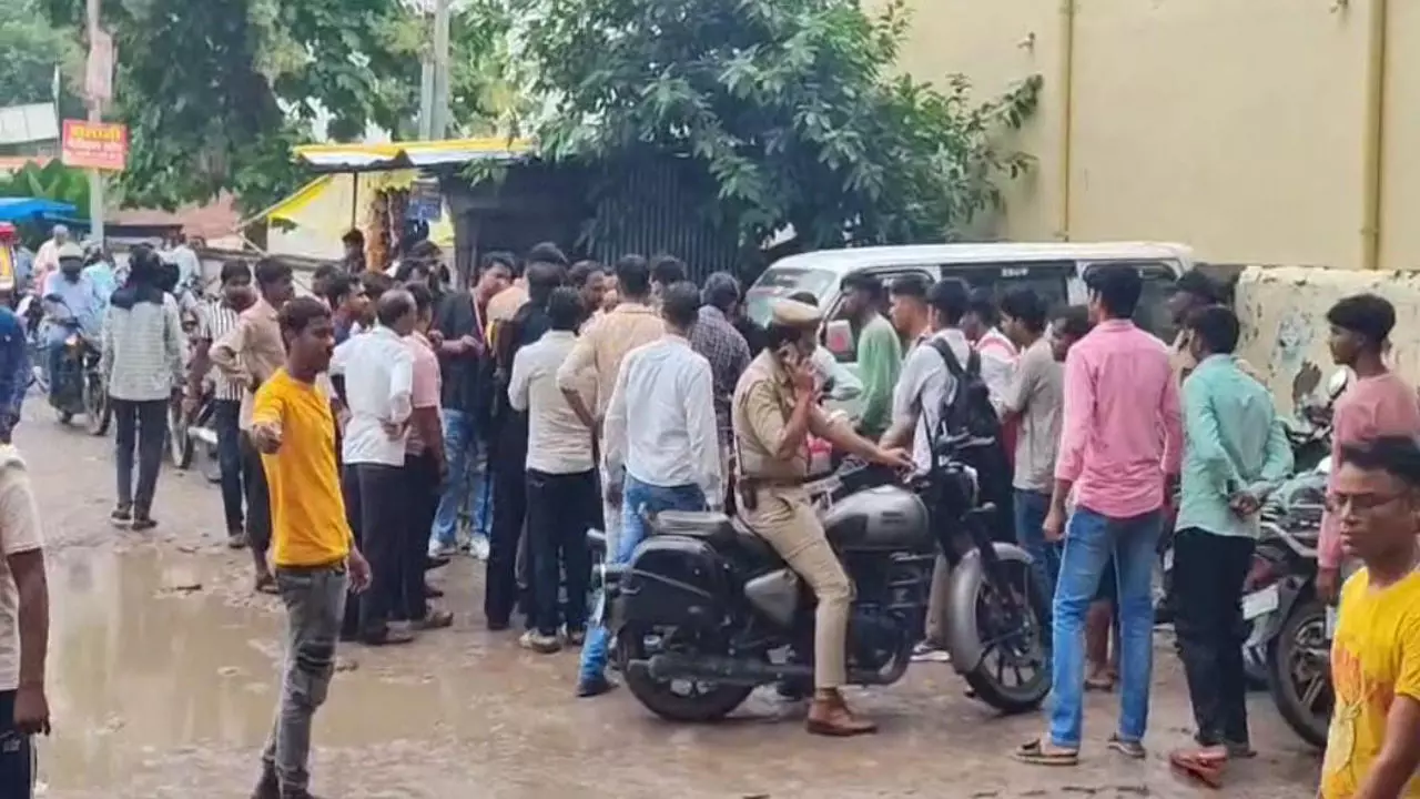 Etah News: एटा मेडिकल कॉलेज में भीड़ से हंगामा, मरीज ने सिक्योरिटी गार्ड को पीटा, जाम से बढ़ी समस्या