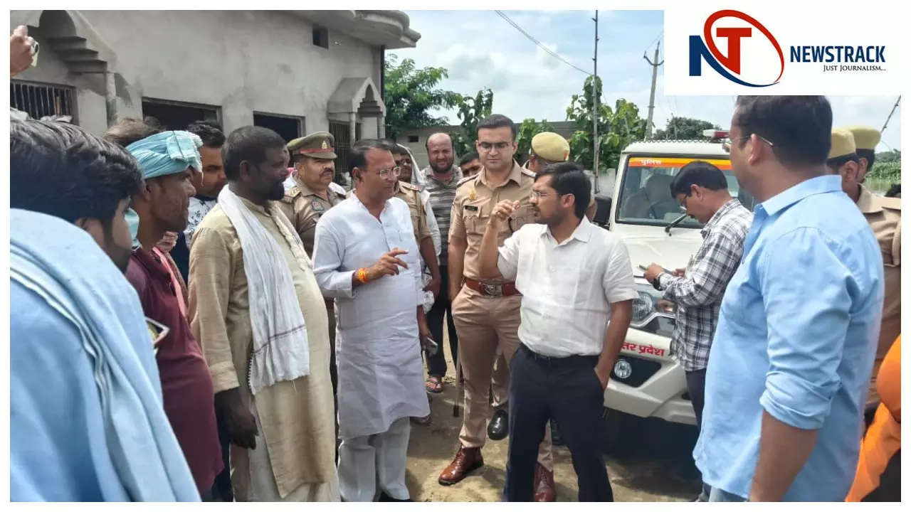 Chandauli News: बाढ़ पीड़ितों से मिले जिलाधिकारी और पुलिस अधीक्षक, जल्द मिलेगा मुआवजा