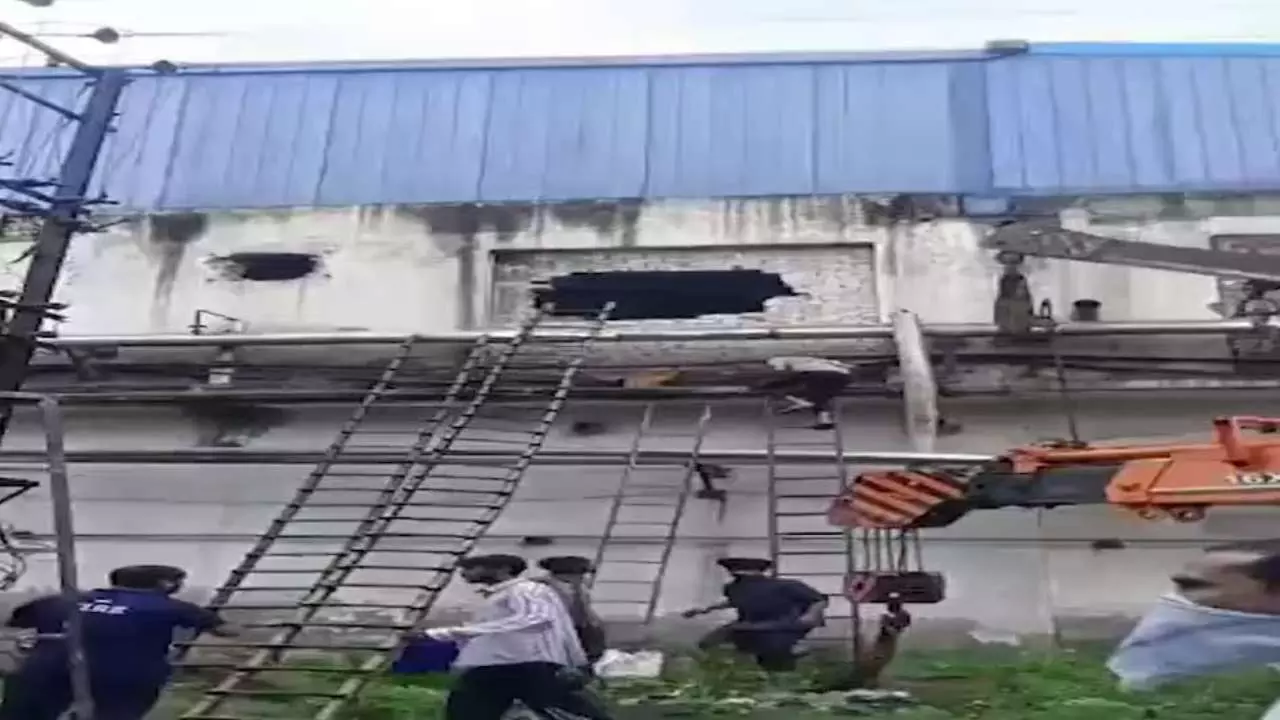 मिल्क फैक्ट्री में गैस लीक से हड़कंप, दीवार तोड़कर बचाई जा रही मजदूरों की जान, 30 लोग फंसे