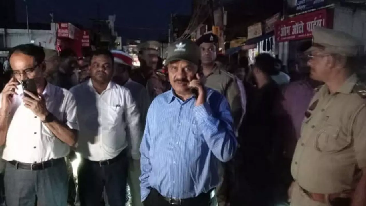 Jaunpur News: खुले नाले में बहे दो मासूम और ई-रिक्शा चालक Jaunpur News: खुले नाले में बहे दो मासूम और ई-रिक्शा चालक