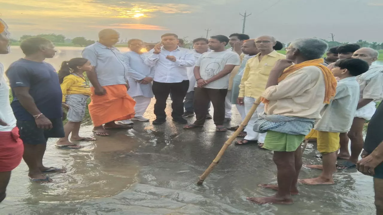 Chandauli News: कांग्रेस का बाढ़ प्रभावित इलाकों का दौरा, प्रशासन पर आरोप