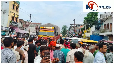 Balrampur News: बलरामपुर में खाद को लेकर किसानों का आक्रोश, पीपल तिराहा पर चक्का जाम, आधे घंटे ठप रहा मार्ग