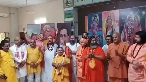Mathura News: रामभद्राचार्य जी को पद्मश्री लौटानी चाहिए: संत समाज