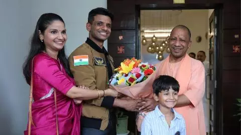 Shubhanshu Shukla met cm yogi adityanath