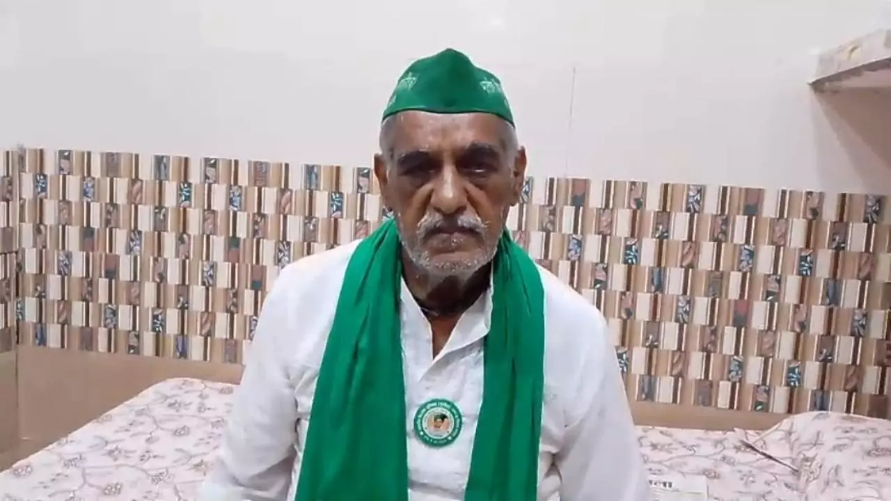 Mathura News: किसानों का धरना 73वें दिन, नेताओं का पुतला दहन रोका गया