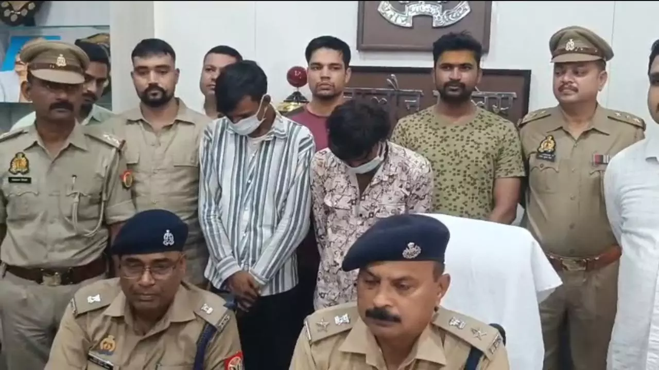 Jalaun News: जालौन में दो शातिर चोर गिरफ्तार, तीन चोरी की बाइक और 8 मोबाइल बरामद