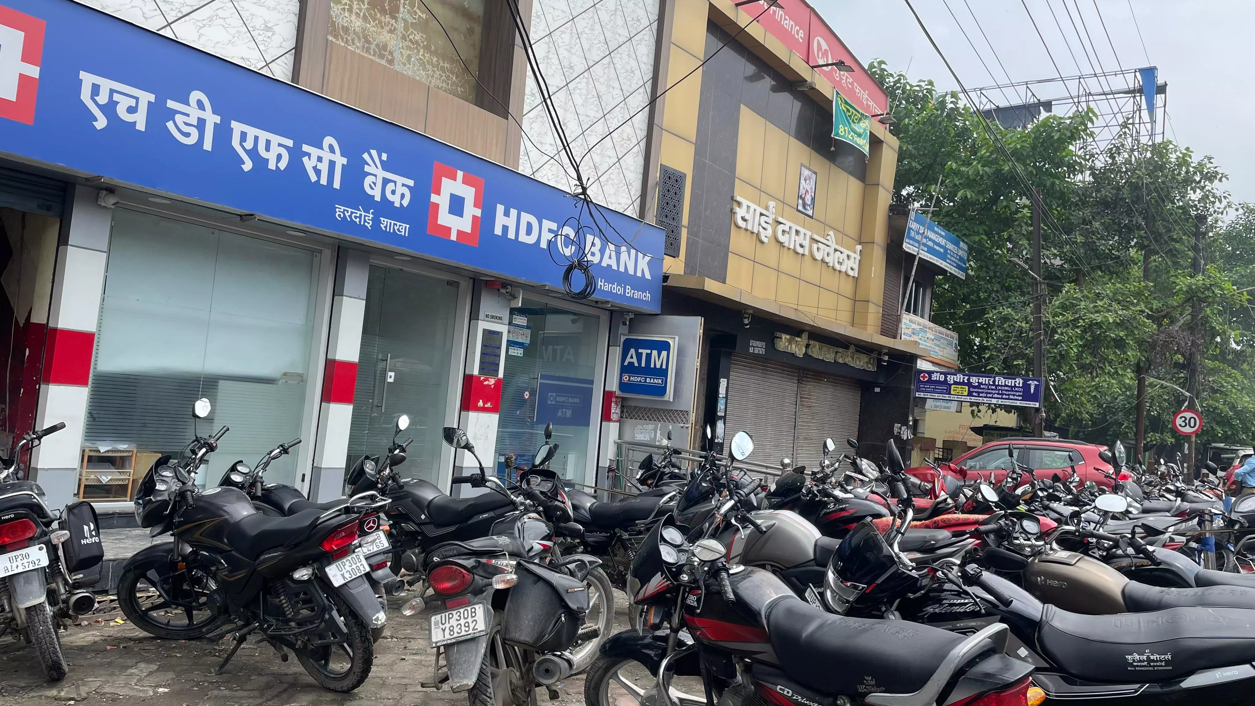 Hardoi: बैंको के पास नहीं है पार्किंग व्यवस्था, चौराहों फुटपाथ पर बना रहता वाहनों का कब्जा
