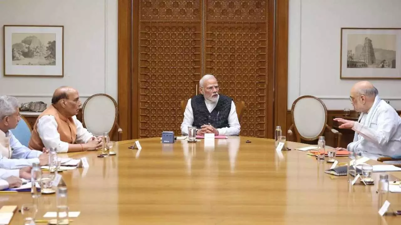 ट्रंप के टैरिफ के बाद PM मोदी ने बुलाई इमरजेंसी मीटिंग, अमित शाह और पीयूष गोयल मौजूद