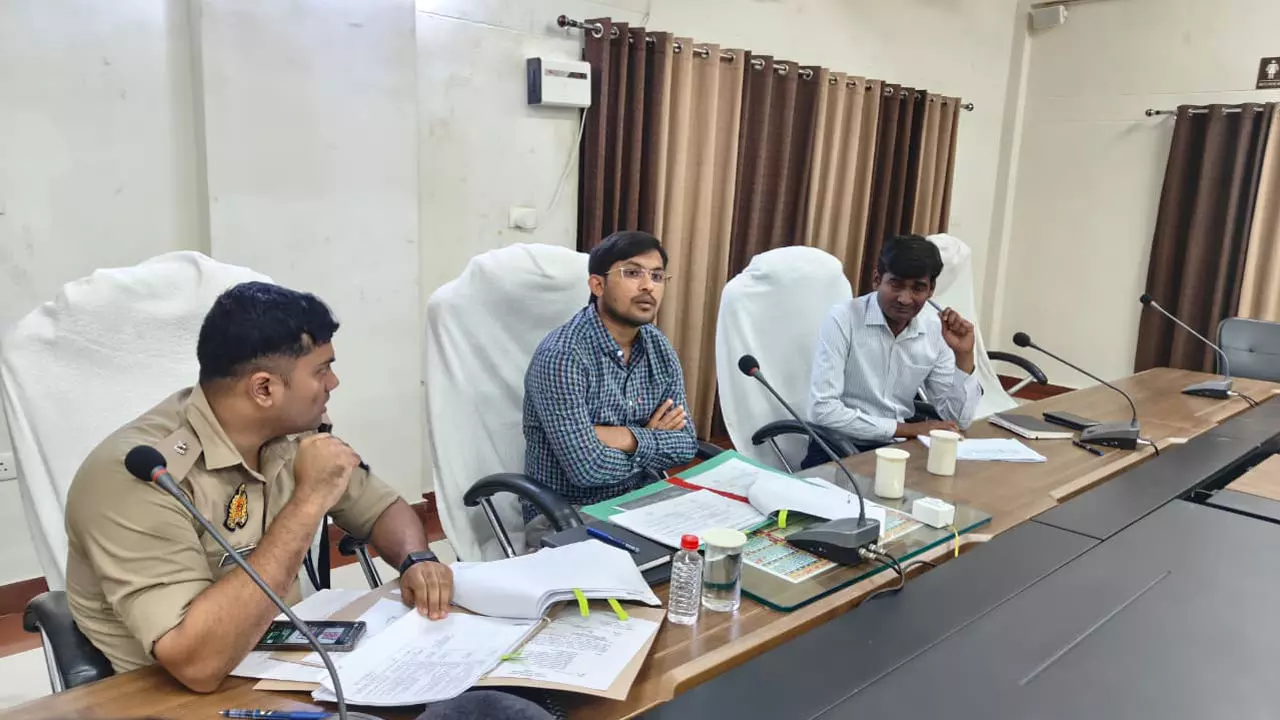 Chandauli News: सड़क सुरक्षा पर हुई बैठक: दुर्घटनाएं रोकने के लिए कड़े कदम उठाने का निर्देश