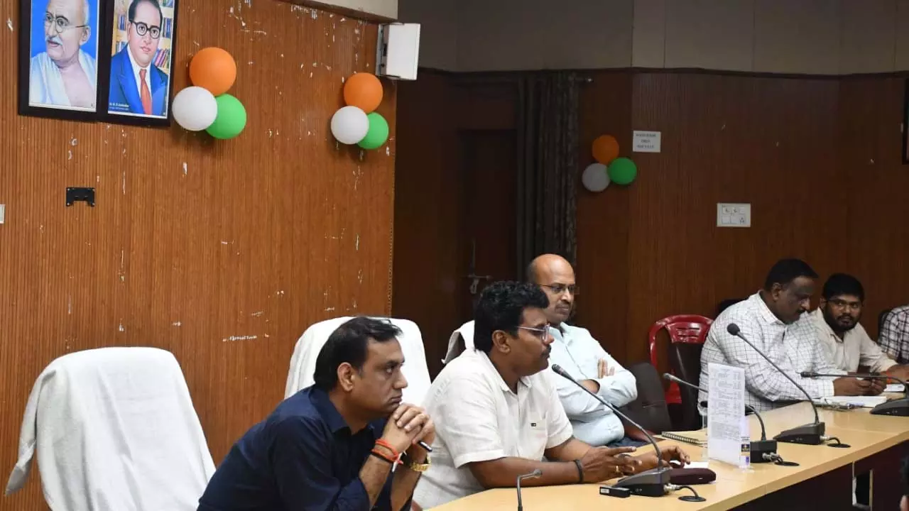 DM holds meeting on progress of construction works and resolution of problems