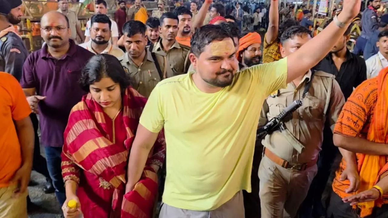 Gonda News: कजरी तीज पर शिवालयों में उमड़ा आस्था का सैलाब, भाजपा विधायक ने पत्नी संग किया जलाभिषेक