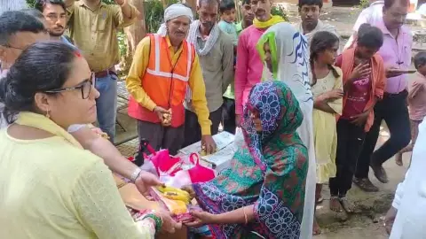 Chandauli News: बाढ़ पीड़ित महिलाओं को एसडीएम ने तीज पर बांटी सामग्री
