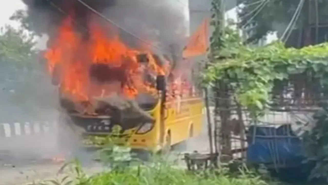 Meerut News: मेरठ में बाल-बाल बचे नन्हें जीवन: जलती बस से परतापुर पुलिस ने ऐसे निकाले सारे बच्चे