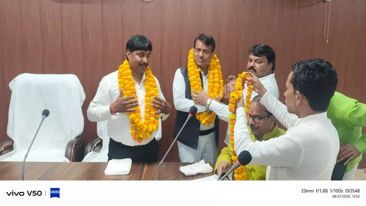 Chandauli News: विधिक सलाहकार बनने पर राम जियावन सिंह का हुआ सम्मान, व्यापारियों ने दी बधाई