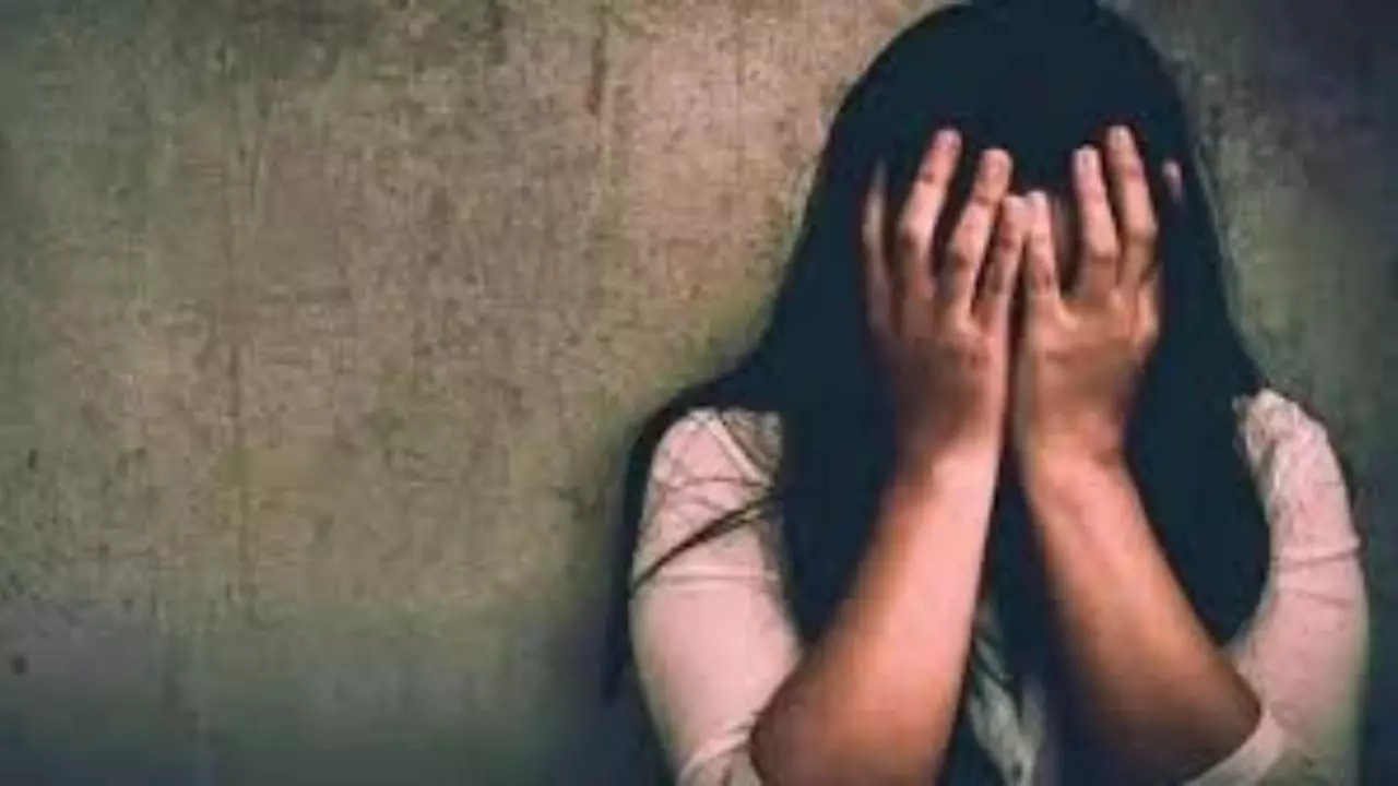 Kushinagar News: ​शिक्षिका ने प्रिंसिपल पर लगाया दुष्कर्म का आरोप, पुलिस कार्रवाई पर उठे सवाल