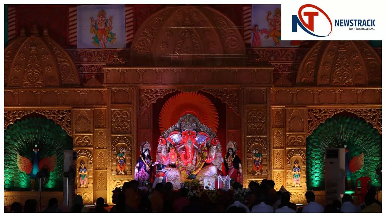 गोमती किनारे भव्य पंडाल में विराजे मनौतियों के देवता भगवान गणपति, सांस्कृतिक कार्यक्रम की हुई शुरू