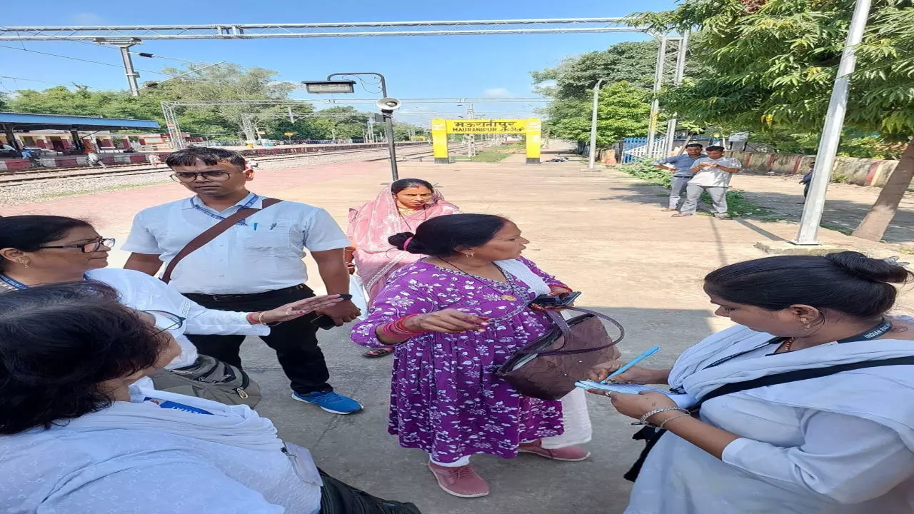 Jhansi News: पैसेंजर और मेमू ट्रेनों में चलाया टिकट चेकिंग अभियान