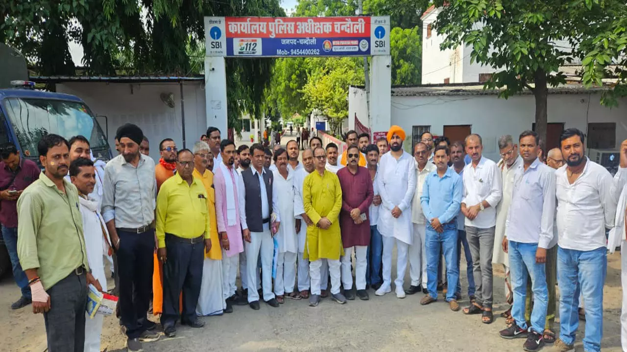 Chandauli: व्यापारियों ने सुरक्षा बैठक का बहिष्कार किया, डीएम से की शिकायत Chandauli: व्यापारियों ने सुरक्षा बैठक का बहिष्कार किया, डीएम से की शिकायत