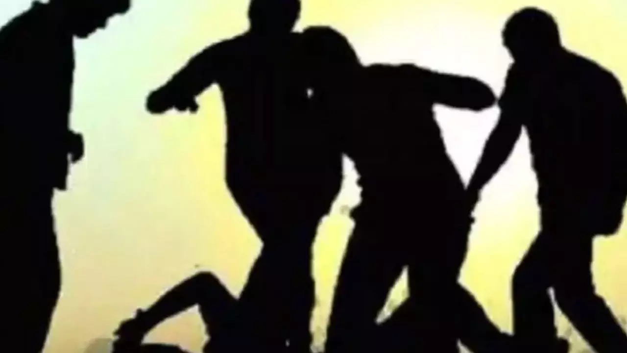 Bulandshahr News: खुर्जा में चैकिंग कर रही विद्युत कर्मियों की टीम को पीटा, पथराव, FIR दर्ज Bulandshahr News: खुर्जा में चैकिंग कर रही विद्युत कर्मियों की टीम को पीटा, पथराव, FIR दर्ज