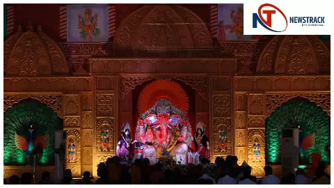 गोमती किनारे भव्य पंडाल में विराजे मनौतियों के देवता भगवान गणपति, सांस्कृतिक कार्यक्रम की हुई शुरू गोमती किनारे भव्य पंडाल में विराजे मनौतियों के देवता भगवान गणपति, सांस्कृतिक कार्यक्रम की हुई शुरू