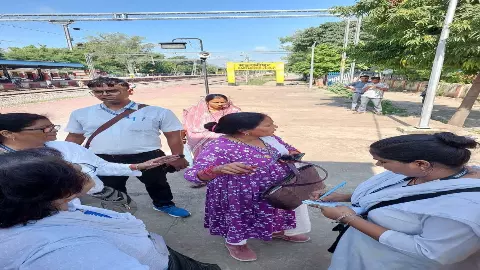 Jhansi News: पैसेंजर और मेमू ट्रेनों में चलाया टिकट चेकिंग अभियान
