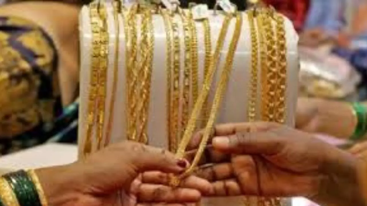 Gold Silver Price Today: Gold Rises, Silver Slips on 28 August 2025