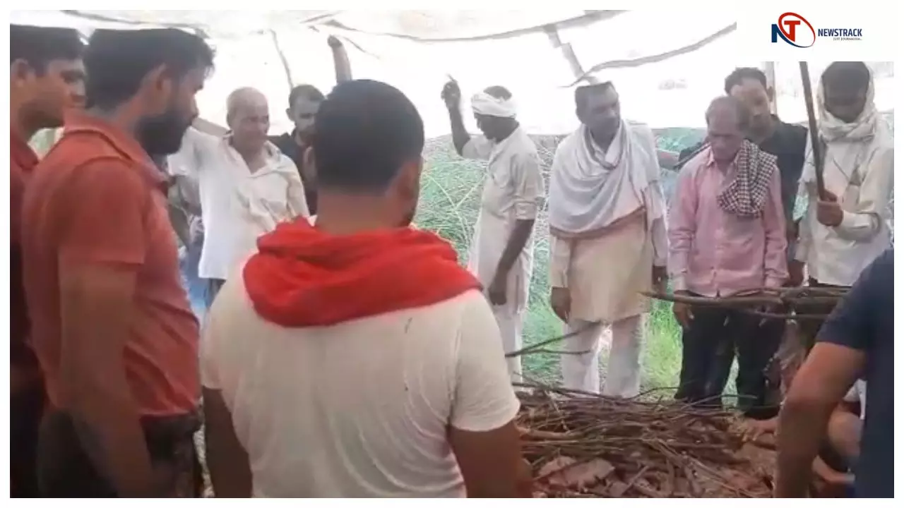 Mathura News: बरसात में तिरपाल डालकर हुआ अंतिम संस्कार शमशान घाट की बदहाली उजागर