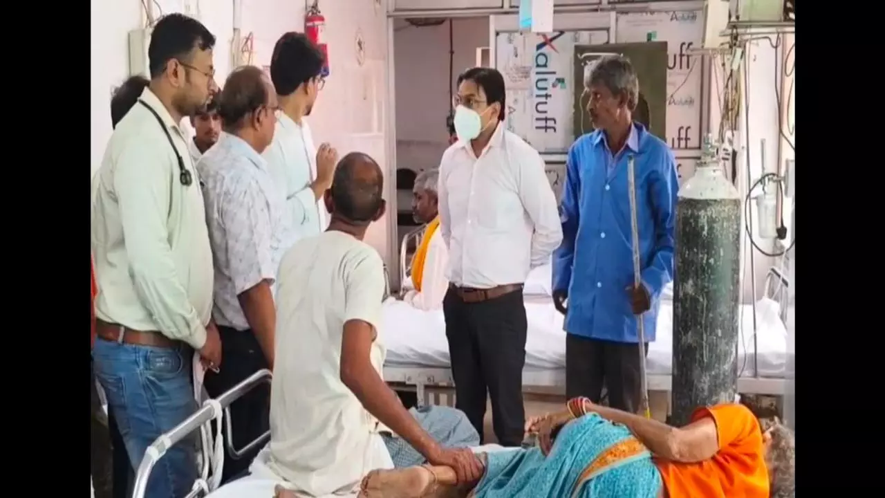 Mahoba News: महोबा जिला अस्पताल की व्यवस्थाओं पर उठे सवाल, औचक निरीक्षण में उजागर हुईं खामियां