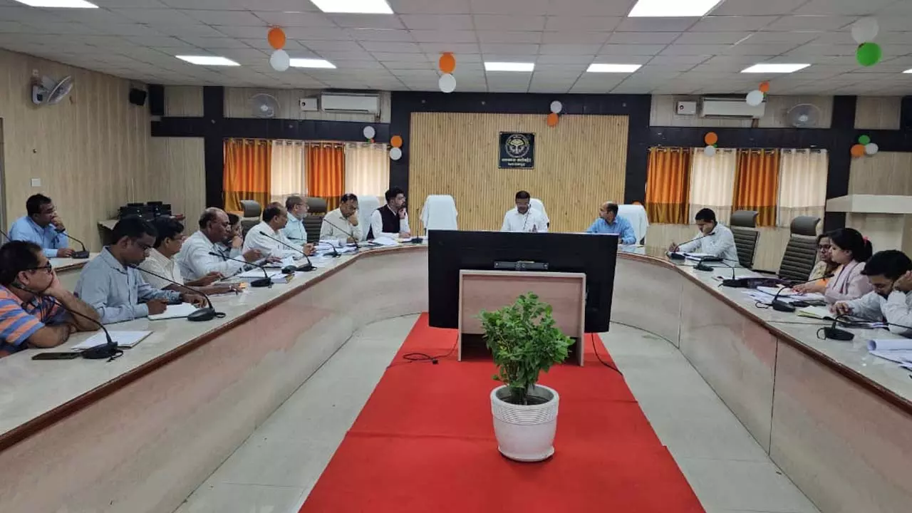 Chief Secretary reviews development works in Balrampur, gives necessary directions