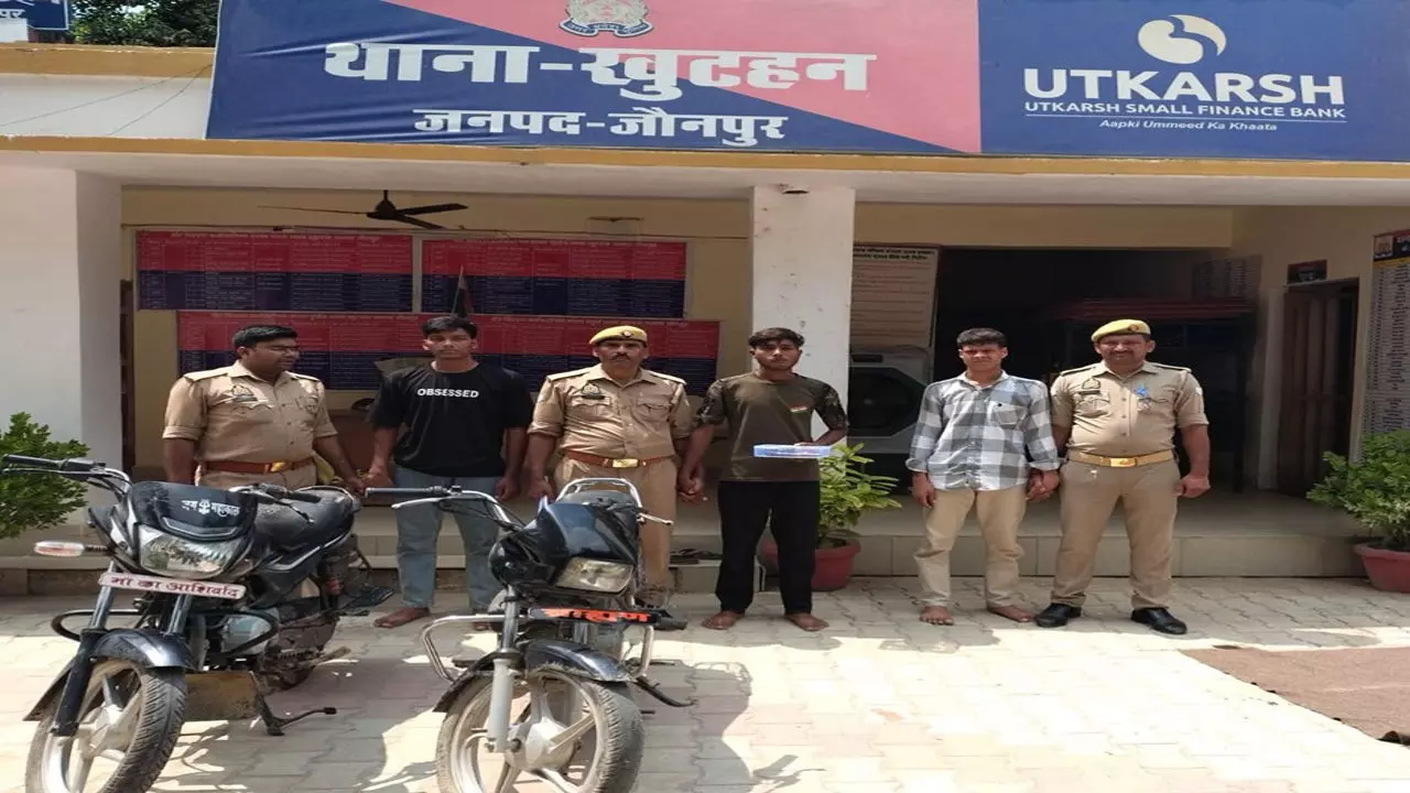 Jaunpur News: खुटहन पुलिस ने चोरी की दो मोटरसाइकिल व तमंचा संग तीन अभियुक्तों को दबोचा