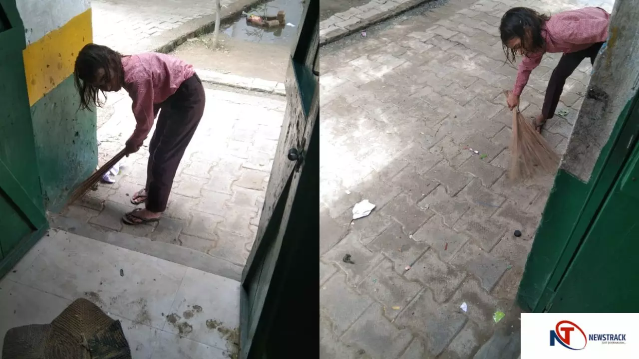 विद्यालय में छात्राओं से कराया गया झाड़ू-पोछा, अभिभावकों ने जताई नाराज़गी