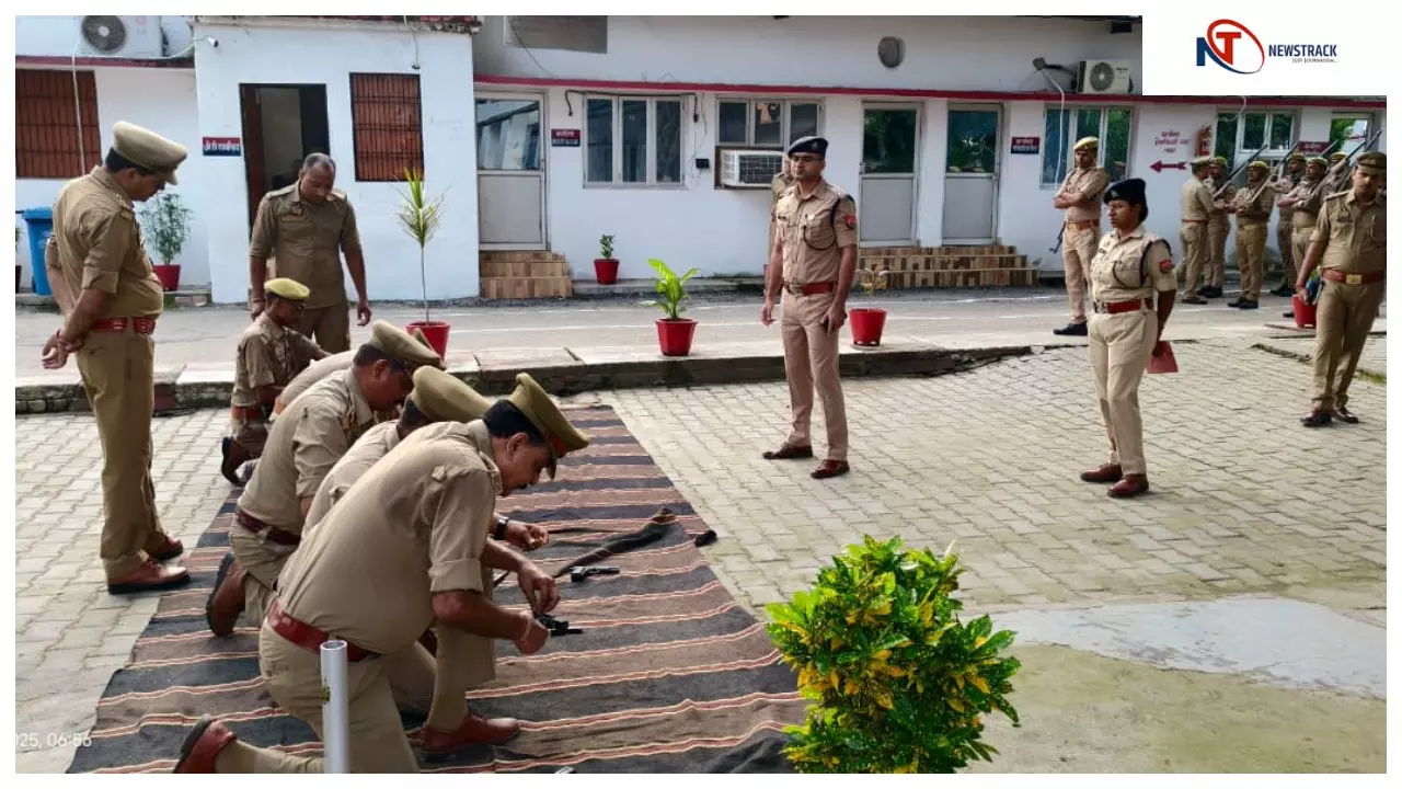 Chandauli News:पुलिस लाइन में साप्ताहिक परेड और निरीक्षण: एसपी ने जवानों को दिए निर्देश