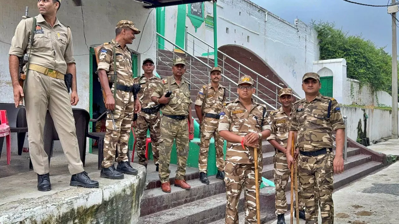 Sambhal News: संभल में जुम्मे की नमाज को लेकर प्रशासन अलर्ट, शाही जामा मस्जिद की सुरक्षा कड़ी