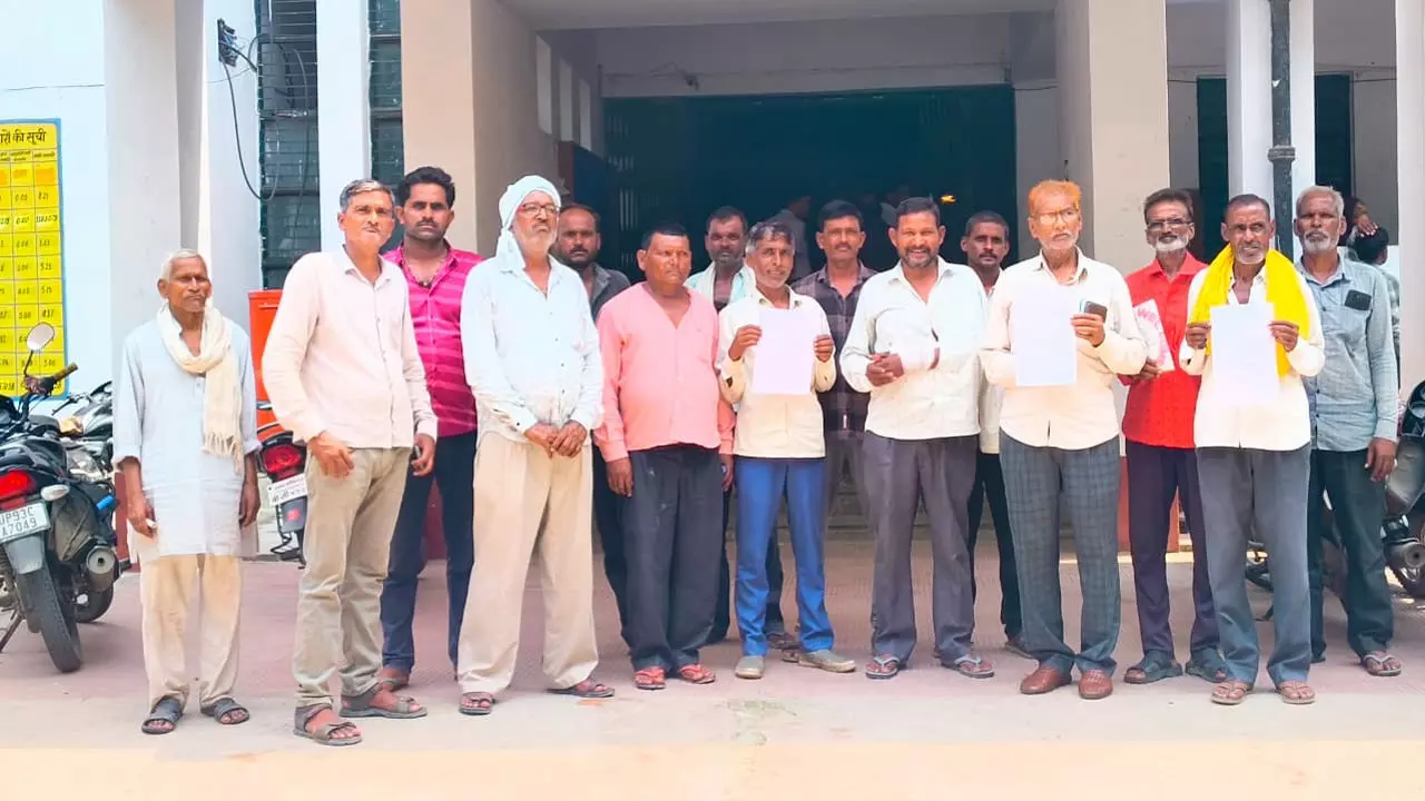 Jhansi News: गौशाला अव्यवस्था से नाराज़ ग्रामीणों ने तहसील में जताया विरोध