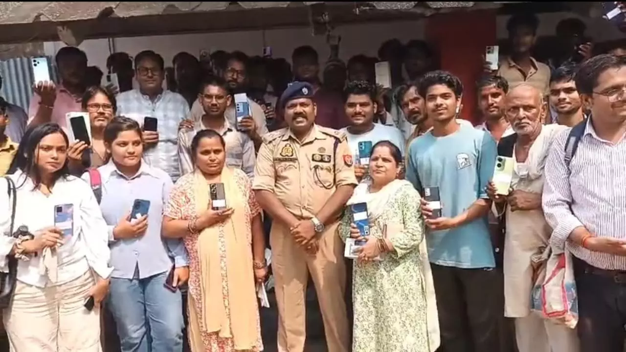 Jhansi News: झांसी पुलिस ने बरामद किए 50 लाख के मोबाइल, मालिकों को लौटाए तो खिले चेहरे