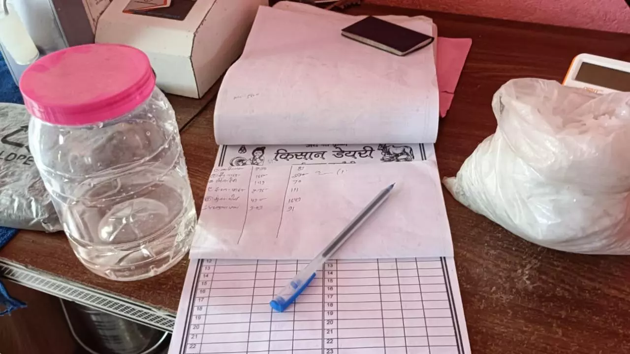 Chandauli News: चंदौली में डेयरी पर छापा: दूध में मिला मीठा ज़हर, केमिकल से मिलावट का खुलासा