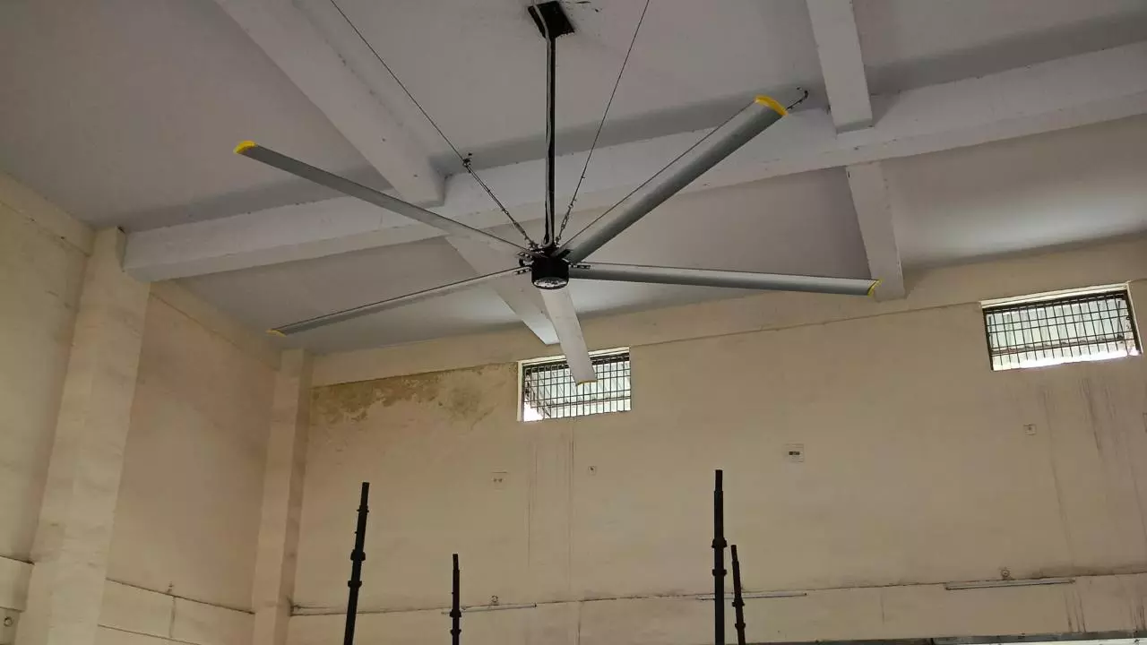 Hardoi News: हरदोई रेलवे स्टेशन पर यात्रियों के लिए लगा विशाल पंखा, गर्मी से मिलेगी राहत