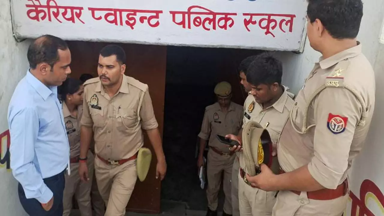 Azamgarh News: शिक्षा और पुलिस विभाग की संयुक्त टीम ने मारा छापा, कोचिंग सेंटर सील